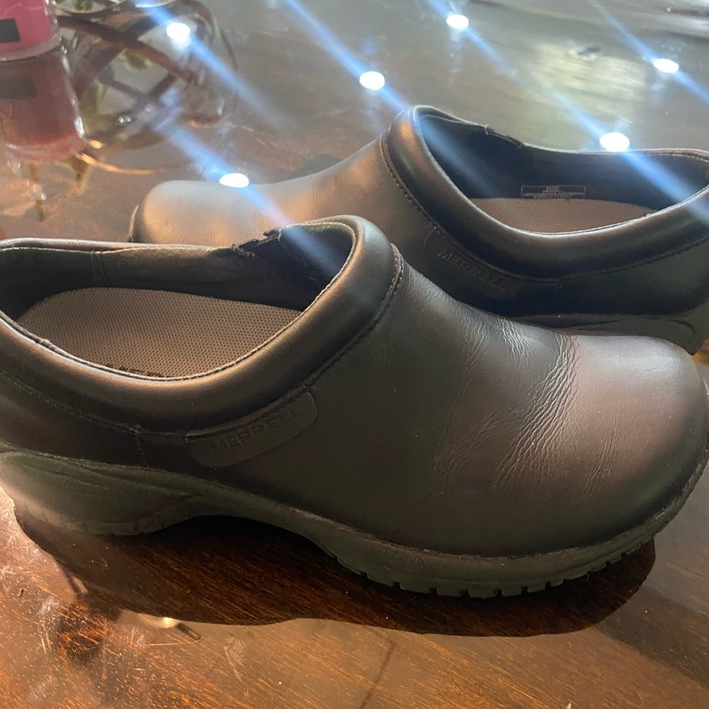 Merrell Women's Black Patterned Clogs - Picture 2 of 4